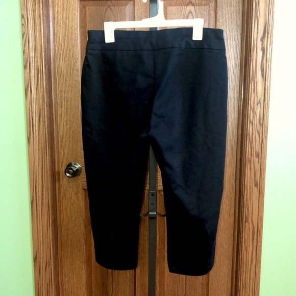 NEW LISTING! Croft & Barrow Stretch Capri - Picture 5 of 5